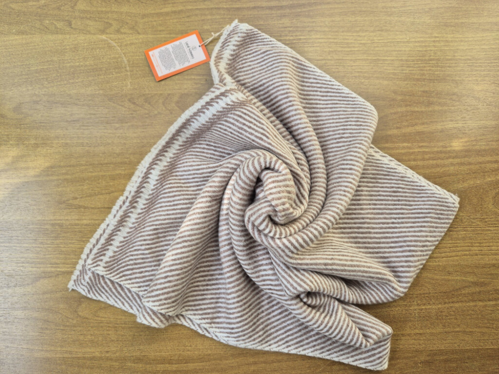 Preview: Fein gestreifter Kaschmir-Schal von LWH | helles Kupfer & Creme | 66×206cm